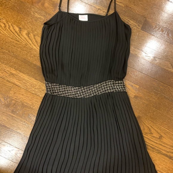 Parker size M cinched waist black pleated dress - Picture 2 of 3